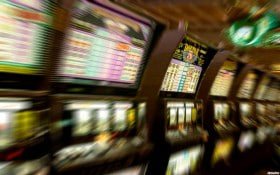 Dasbor platform alexistigel yang menampilkan pasar Liga 1, meja dealer langsung, dan koleksi permainan slot